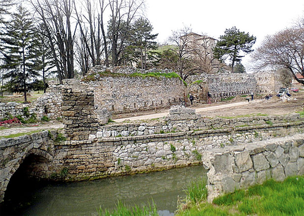 Чувари баштине за пример